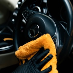 Innenreinigung eines Autos (Symbolbild)