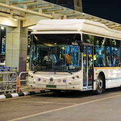 Shuttlebus am Flughafen-Terminal (Symbolbild)