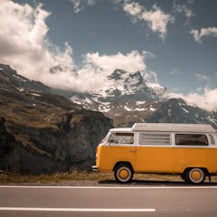 Campingbus auf der Straße (Symbolbild)