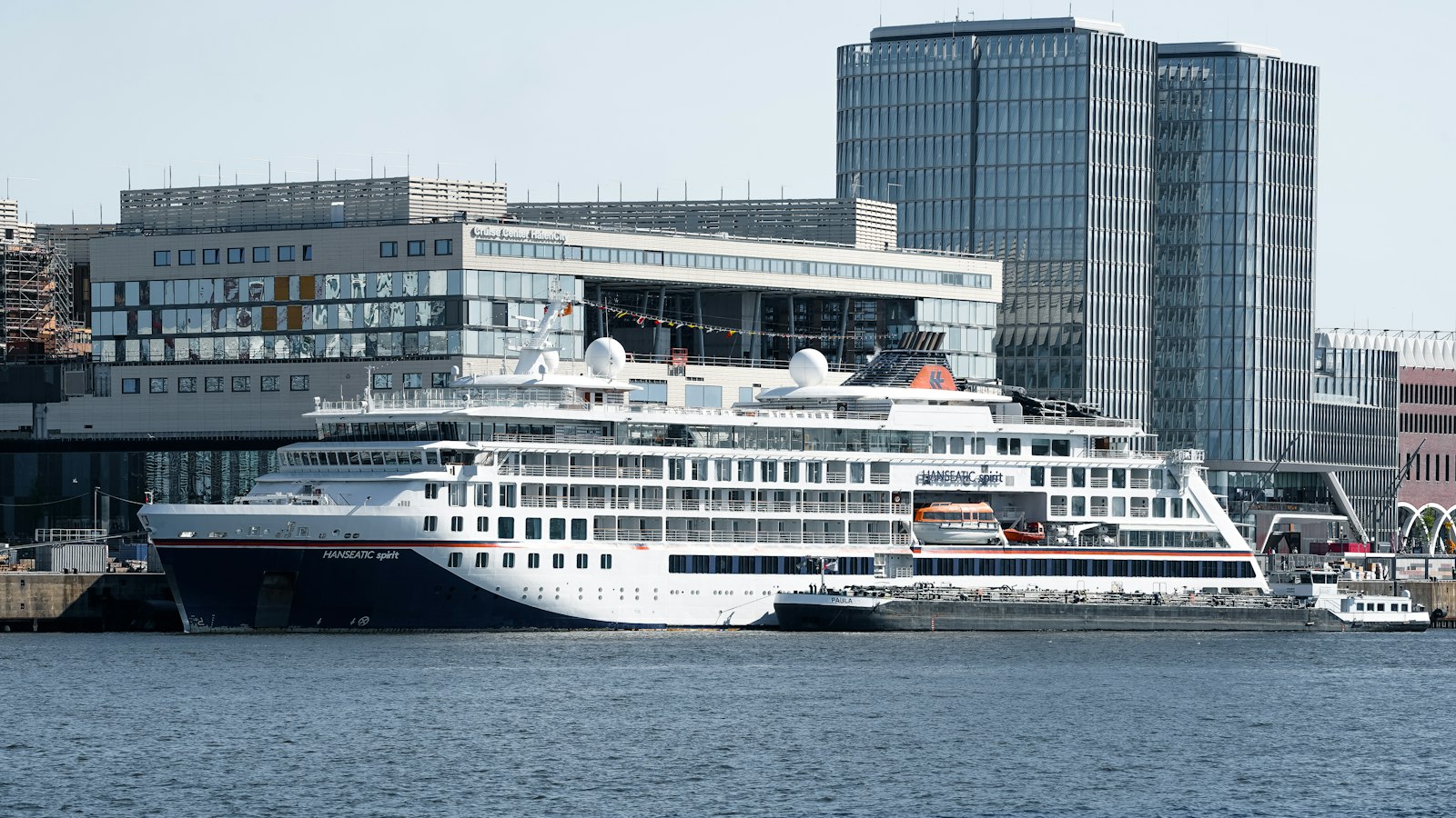 Kreuzfahrtschiff am Cruise Center HafenCity in Hamburg (Symbolbild)